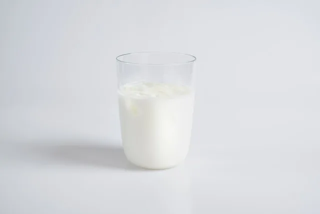 便秘解消の飲み物に牛乳が効果的な理由とは？腸の動きを活発にするポイントも解説